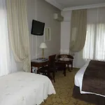 מלון Petit Palais 4*