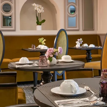 ホテル Petit Palais 4*